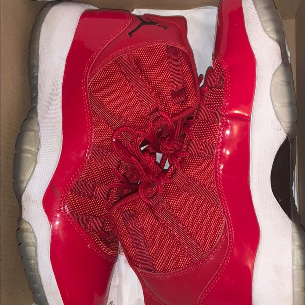 Jordan retro 11 Red size 6